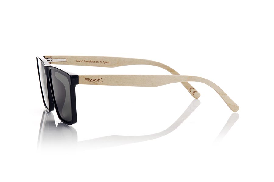 Gafas de Madera Natural de Arce SUND. Las gafas de sol SUND son el accesorio perfecto para los amantes de los diseños más angulosos y atrevidos. Fabricadas con una montura totalmente plana en color negro satinado, estas gafas destacan por sus formas cuadradas y angulosas, aptas tanto para hombres como para mujeres más atrevidas. Las varillas de madera de ARCE le dan un toque cálido y natural a estas gafas de sol que montan lentes planas transparentes en tonos amarillos, azules, rosas o verde khaki, una opción más discreta. Con las SUND lucirás un estilo moderno y desenfadado que no pasará desapercibido. Medida frontal 147x49mm Calibre: 55 Venta al Por Mayor y Detalle | Root Sunglasses® 